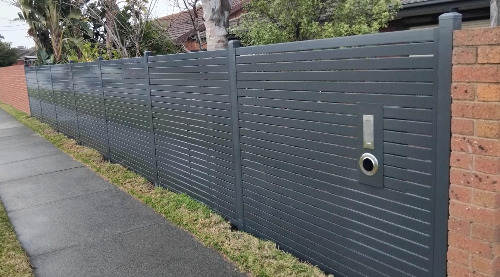 Horizontal profile aluminium slat front fence by Mordy Fencing